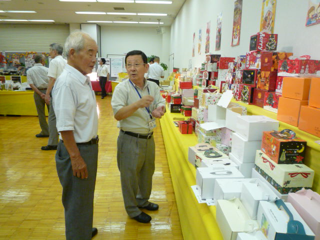 T先生に説明をされる大木社長.JPG T先生に説明をされる大木社長.JPG