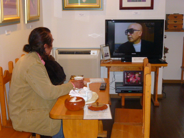 H.25.4.14労さんのDVDをご覧になられる小田切さま.JPG H.25.4.14労さんのDVDをご覧になられる小田切さま.JPG