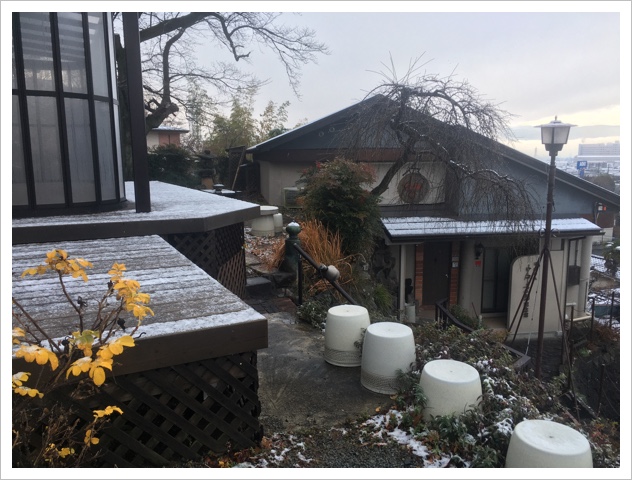 記念館の屋根にも 記念館の屋根にも