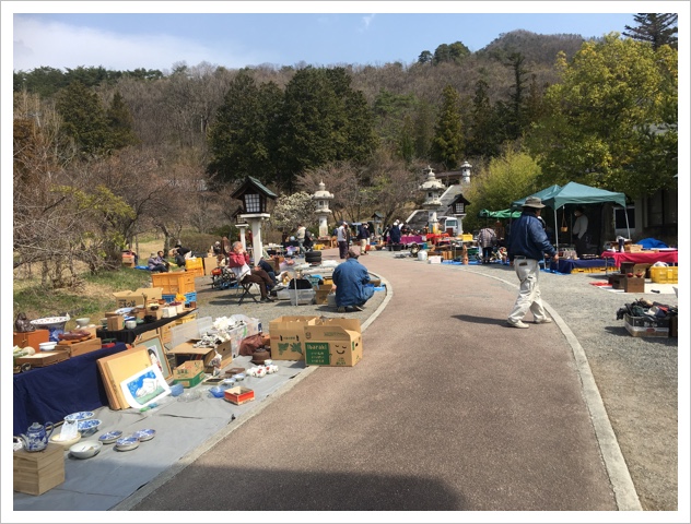 護国神社の骨董市 護国神社の骨董市