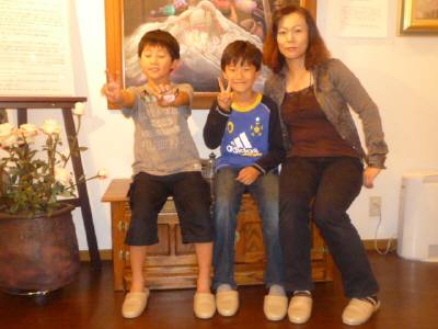 高橋景士君、菅原皓之介君とお母様H22.10.16.JPG 高橋景土君、菅原皓之介君とお母様H22.10.16.JPG
